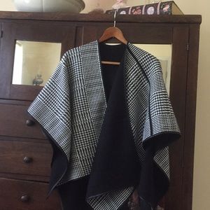 Ryan’s cape in black/white herringbone, size S
